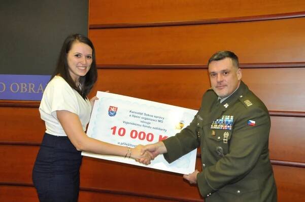 Kancelář Sekce správy řízení organizací MO vybrala na Vojenský fond solidarity 10 tisíc korun. Šek předala náměstkyně Kateřina Blažková