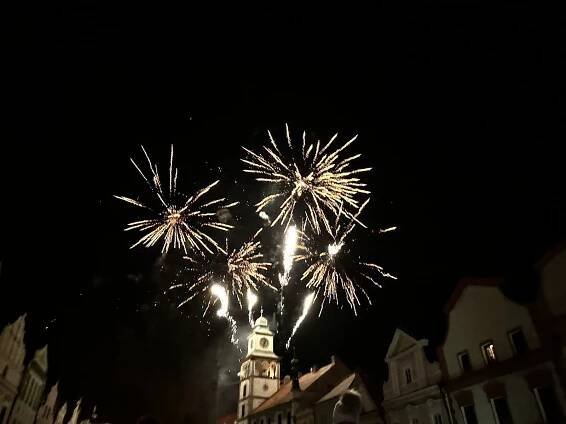 Třeboň se novoročního ohňostroje nevzdala. Světelnou show sledovaly tisíce lidí