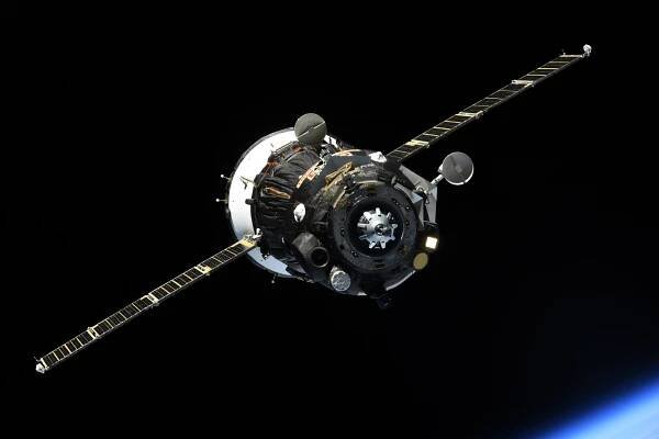 Celkový detailní pohled na Sojuz MS-18 s naznačeným horizontem Země. Zdroj: flickr.com