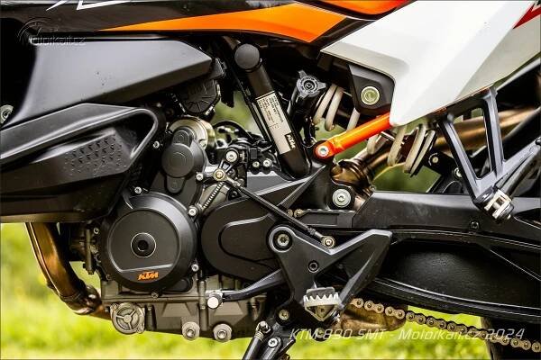 KTM 890 SMT | Katalog motocyklů a motokatalog na Motorkáři.cz