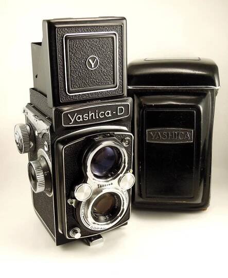 YASHICA - D PLNĚ FUNKČNÍ KRÁSNÝ KUS - POSÍLÁM ZÁSILOVNOU I BALÍKOVNOU