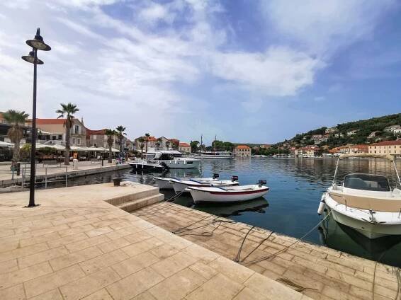 Jelsa, ostrov Hvar, Chorvatsko
