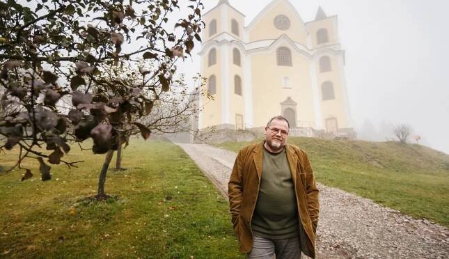 Prezident vyznamenal i „faráře v bagru“. Zničený Neratov proměnil v unikátní místo
