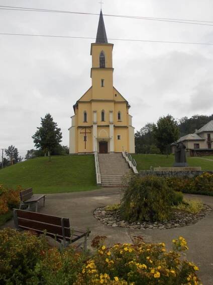 obec Staškov - kostol... - Kostel