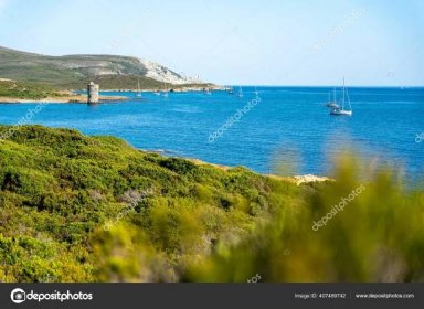 Divoký přímořský mys na stezce "Sentier des douaniers", v Cape Corse, Korsika — Stock Fotografie © ronnybas #407489742