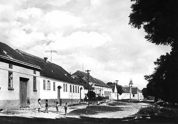 Vratěnín, severní strana náměstí; 1959 (sbírka Pavla Fiedlera).