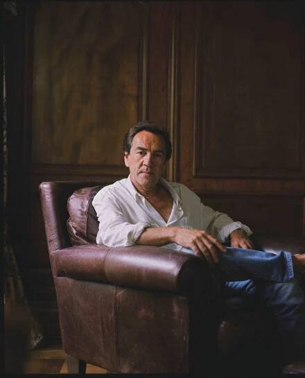 What happens in Robert Lindsay's episode of Who Do You Think You Are?