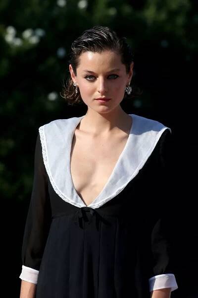 Emma Corrin, known for their role The Crown, has been cast as Elizabeth Benet in the new Netflix mini-series