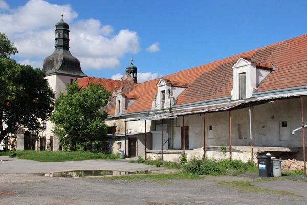 Jak se proměnila obec nedaleko Prahy během deseti let? Především vznikl kvalitní veřejný prostor