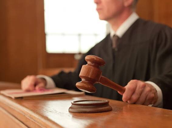 judge holding gavel in courtroom - gavel - stock snímky, obrázky a fotky