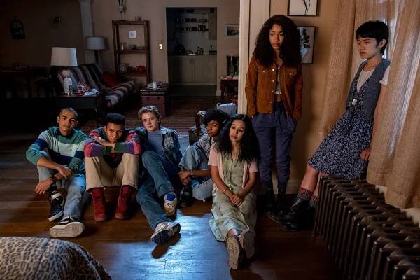Sauriyan Sapkota, William Chris Sumpter, Igby Rigney, Adia, Annarah Cymone, Iman Benson, Aya Furukawa - Půlnoční klub - Anya - Z filmu