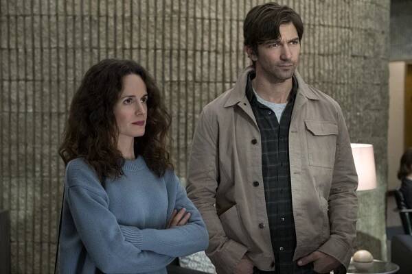 The Haunting - Dům na kopci - Otevřená rakev - Z filmu - Elizabeth Reaser, Michiel Huisman