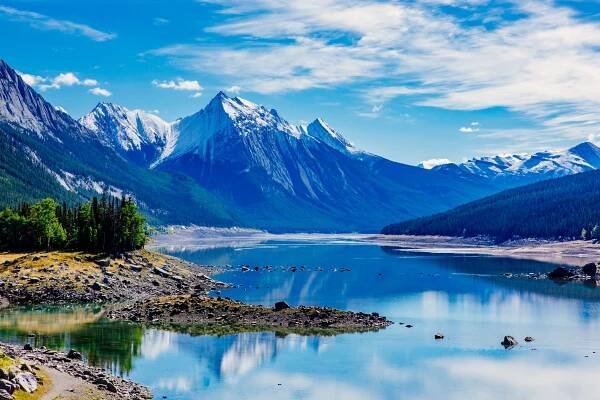 jezero medicine, národní park jasper, alberta, kanada - maligne lake - stock snímky, obrázky a fotky