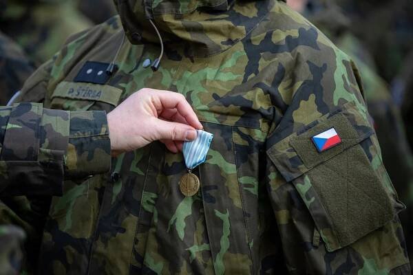 OBRAZEM: Po návratu ze Slovenska nastoupili vojáci v Bučovicích. Dostali ocenění
