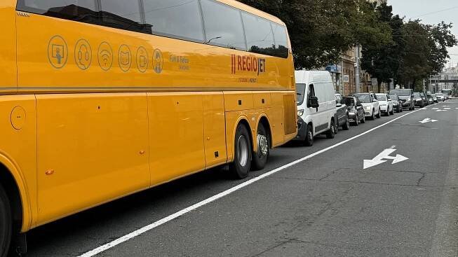 Ucpaná třída Svobody, špunt u OC Haná. Uzavírka ve Velkomoravské zpožďuje i busy