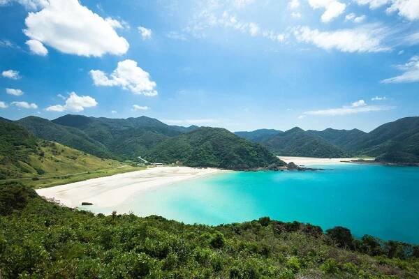 White sand beach, blue tropical sea and lush green mountains, Goto Islands © Shutterstock