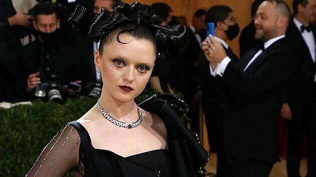 Maisie Williamsová na Met Gala (New York, 13. září 2021)