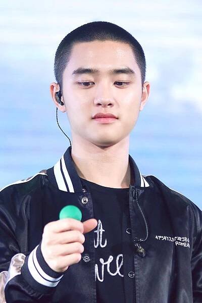 Do Kyungsoo (EXO) Age, Height, Brother, Eyes, Lips, Glasses - Kpop Wiki