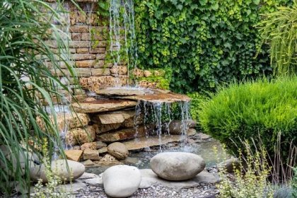 Zahradní vodopád s jezírkem (Foto: Shutterstock)