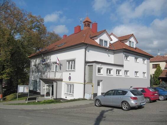 Soubor:Svárov, obecní úřad.jpg