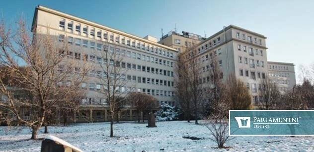 Petice a protesty v nemocnici v Třinci. Odvolaný ředitel se brání nařčení z šikany