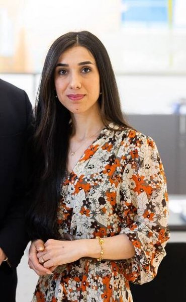 https://upload.wikimedia.org/wikipedia/commons/c/c0/2023_Nadia_Murad_%2852909092301%29_%28cropped%29.jpg