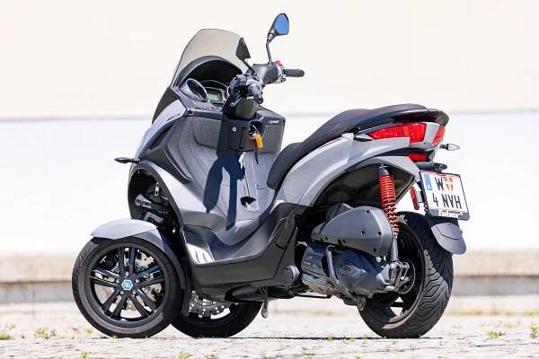 Tříkolka jménem Piaggio MP3: jak to, že můžete skútr tohohle objemu řídit s řidičákem na auto? A vyplatí se kvůli tomu?