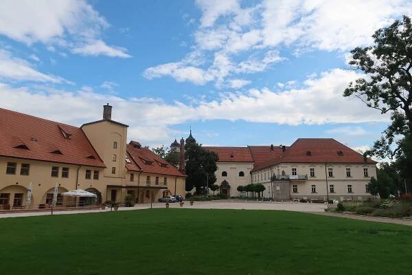Soubor:Zámek Žireč (1).jpg