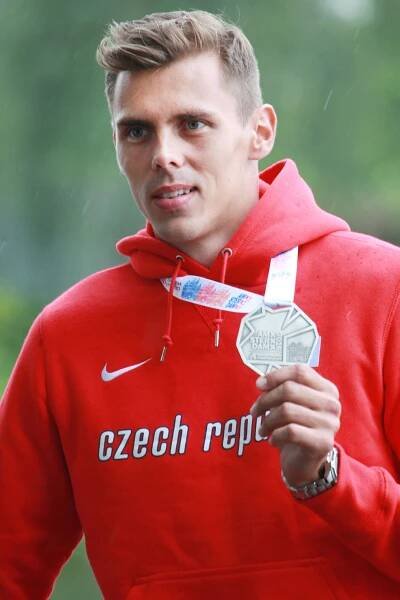 Adam Helcelet s medailí | Atletika.cz