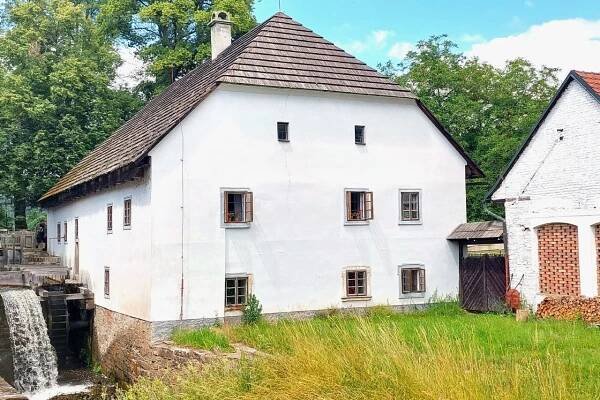 Rudrův mlýn v Ratibořicích je jedním z dějišť románu Babička. Ukrývá fortel předků i hastrmana | Střední Čechy