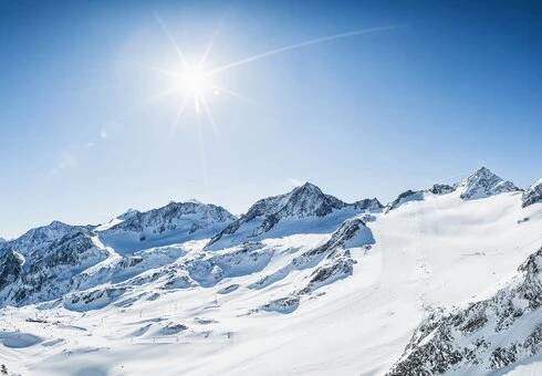 Sonne satt für den Sonnenskilauf im Skigebiet Stubaier Gletscher in Österreich