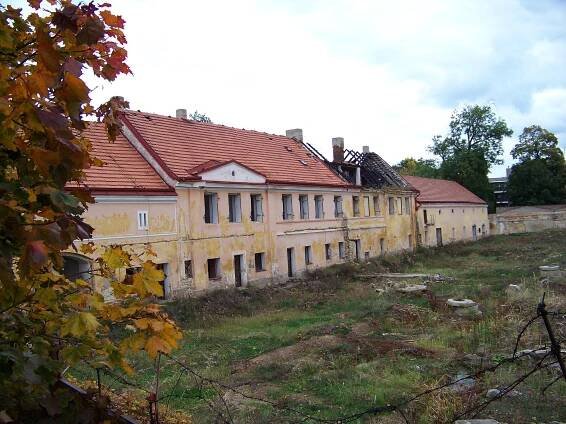 Soubor:Vokovice, Ke dvoru 16, přes dvůr.jpg