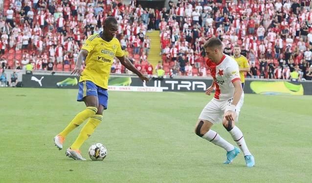 Fotbalisté Zlína (žluté dresy) ve 2. kole FORTUNA:LIGY prohráli se Slavií Praha 1:4.