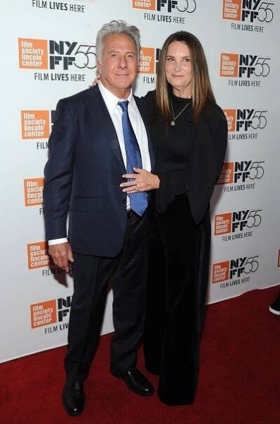 To je aspoň propagace! Dustin Hoffman se na filmovém festivalu nechal zlíbat od své o 17 let mladší ženy Lisy