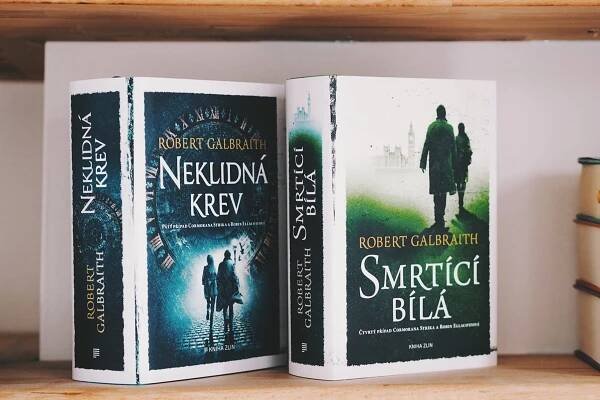 Od odloženého případu k online hře – jaká bude nová galbraithovka?