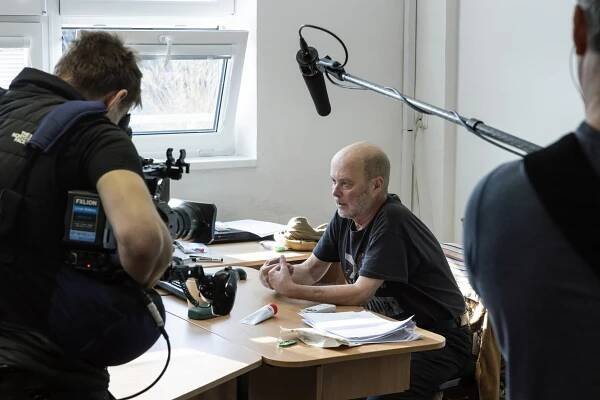 FOTO: Herec David Schneider. – stránka 14