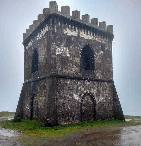 2-storey cubic building Miradouro Castelo Branco