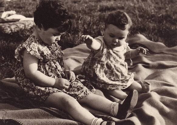 Michaela Vogelová (?) a Eva Weiszová (?) (1941)
