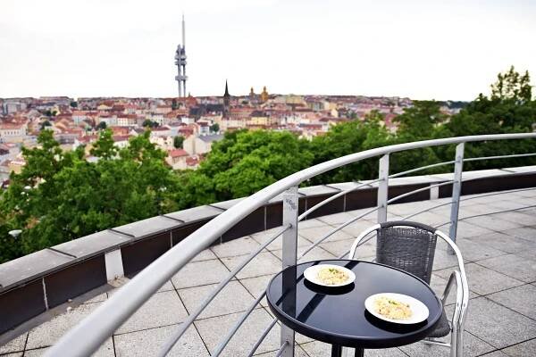 Pohoda s výhledem na Prahu: sladký nebo slaný brunch i s proseccem v Café Vítkov