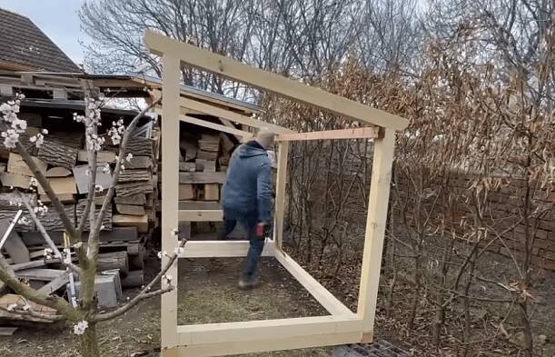 Jak vyrobit dřevník z kari sítě. Snadno, rychle, svépomocí | ATREON.cz