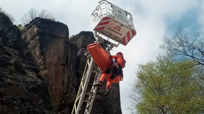 Foto: Lezecká skupina hasičů cvičila záchranu člověka z Via ferraty