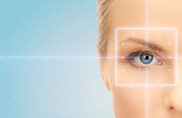 Laserová operace očí: Jaká jsou rizika?