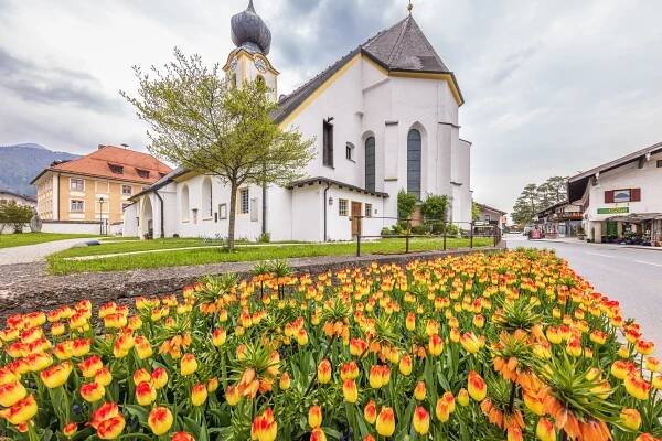 Pfarrkirche Mariä Himmelfahrt im Frühling
