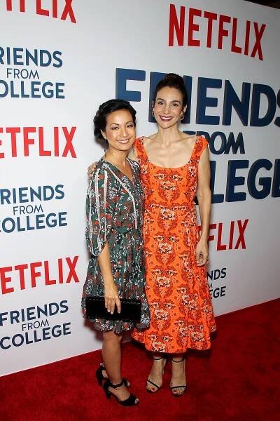 Netflix Original Series "Friends From College" Premiere, held at the AMC Loews 34th Street on Monday, June 26th, 2017, in New York, NY - Jae Suh Park, Annie Parisse - Přátelé z výšky - Série 1 - Z akcí