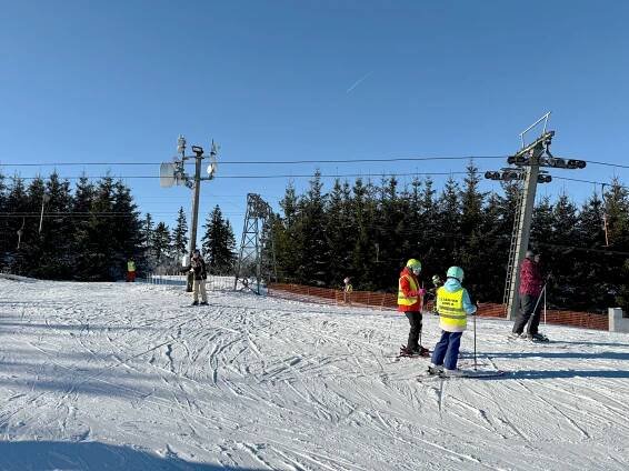 Našli jsme dostupnou rodinnou lyžovačku: V Olešnici v Orlických horách skipas nestojí majlant, děti zabaví třeba i draci