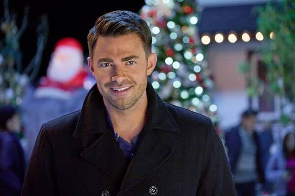 Jonathan Bennett wanted to create a gay Uncle Buck for The Holiday Sitter