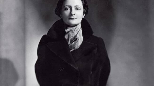 Jako básnířka a dramatička nestála za moc. Ovšem jako společnice a milenka byla MERCEDES DE ACOSTA (1893–1968) skvělá – Hollywood a Broadway by mohly vyprávět. Vzdělaná, zcestovalá, elegantní, dvorná, vášnivá žena, liberálka i libertinka, feministka a vegetariánka, dáma posedlá sexem i duchovnem si získala srdce hereček Grety Garbo, Marlene Dietrichové, Ally Nazimovy, Evy Le Gallienne i mnoha dalších.