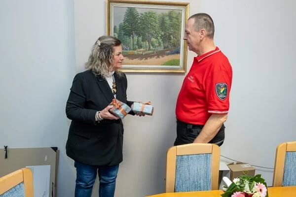 Poděkování jednotkám SDH Města Neratovice, Města Odolena Voda a obce Líbeznice. Slavnostní předání daru na Měú Neratovice