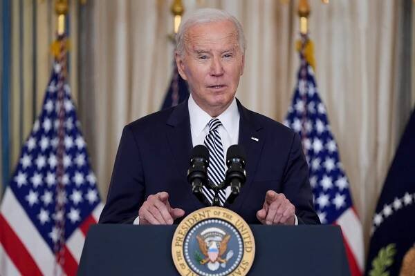 Vek prezidentské voľby nerozhoduje. Napriek tomu amerických voličov desí, keď vidia Bidenove pády