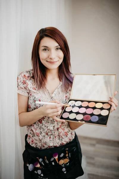 Pro trendy vzhled: modelace obočí voskem a barvení obočí od profi vizážistky